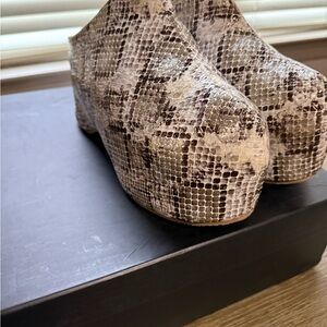 Textured Snake-Print Platform Mules in Beige & Brown